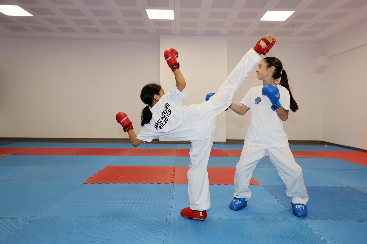 Başkan Budak Karatecilerle Bir Arada (1)