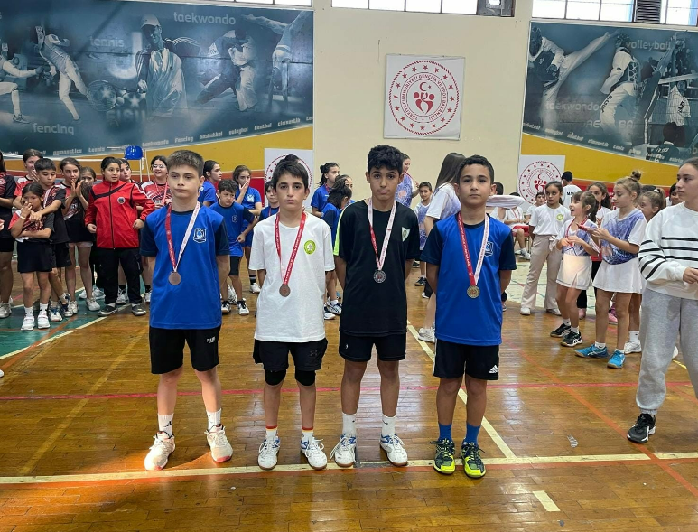 Yunusemreli badmintonculardan madalya şovu