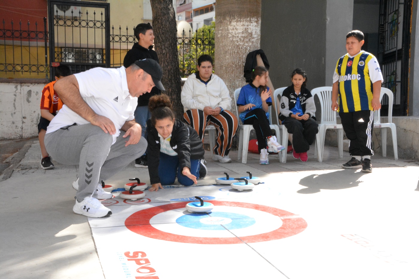 Manisa'da 'Mutlu Çarşamba' Engelli Bireyler Sporla Eğleniyor! (3)