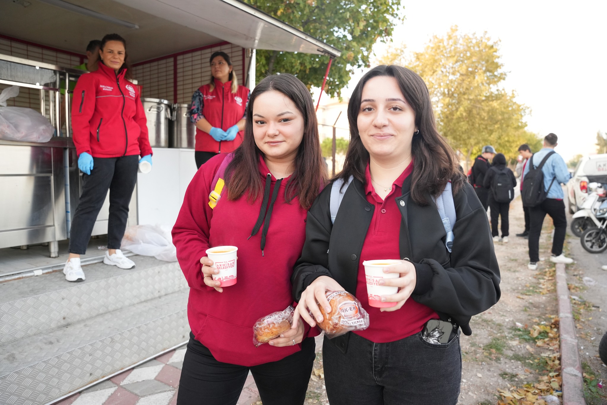 Akhisar’da Öğrencilere Sıcak Çorba Ikramlarına Devam Ediliyor (11)