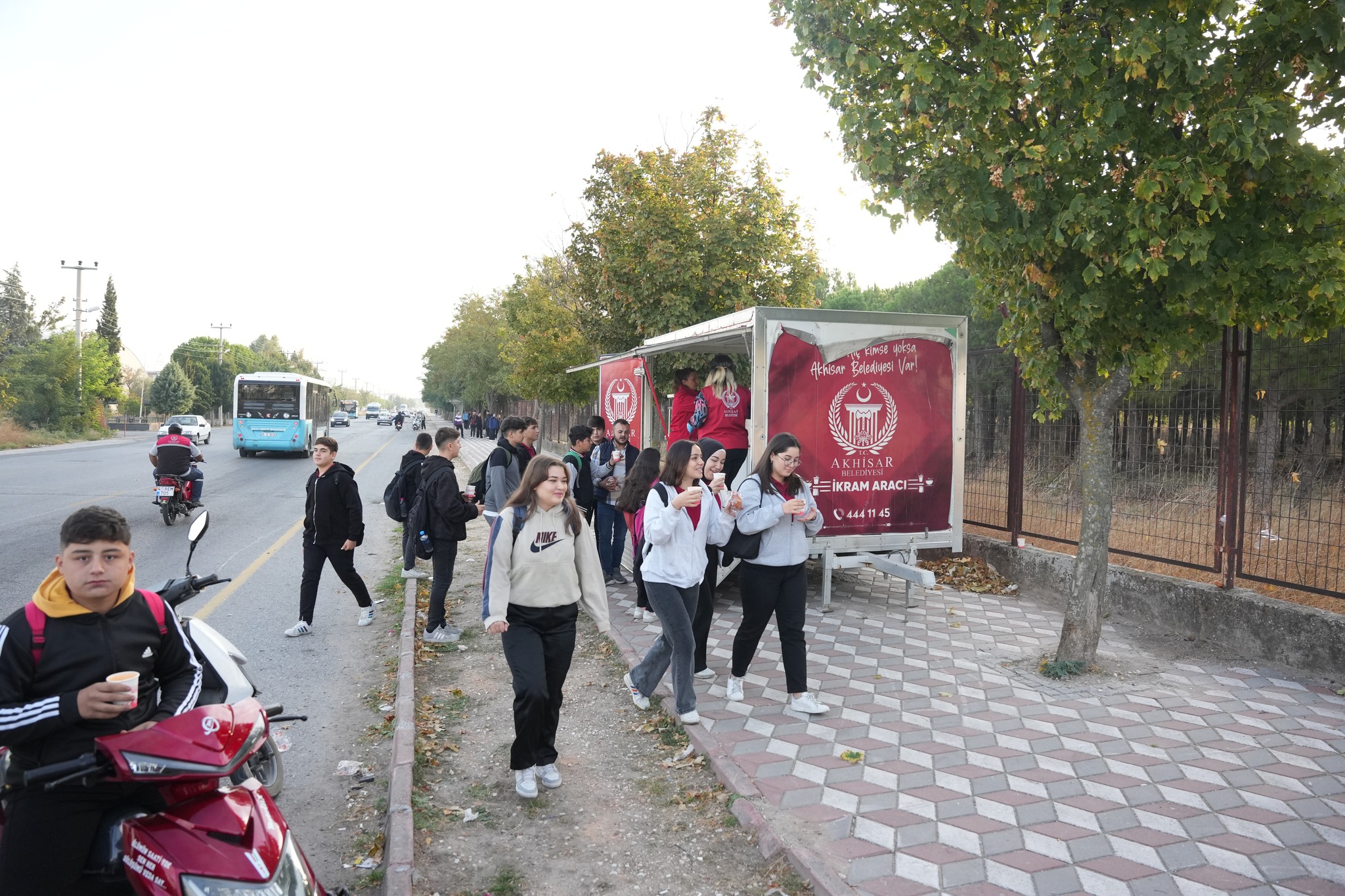 Akhisar’da Öğrencilere Sıcak Çorba Ikramlarına Devam Ediliyor (5)