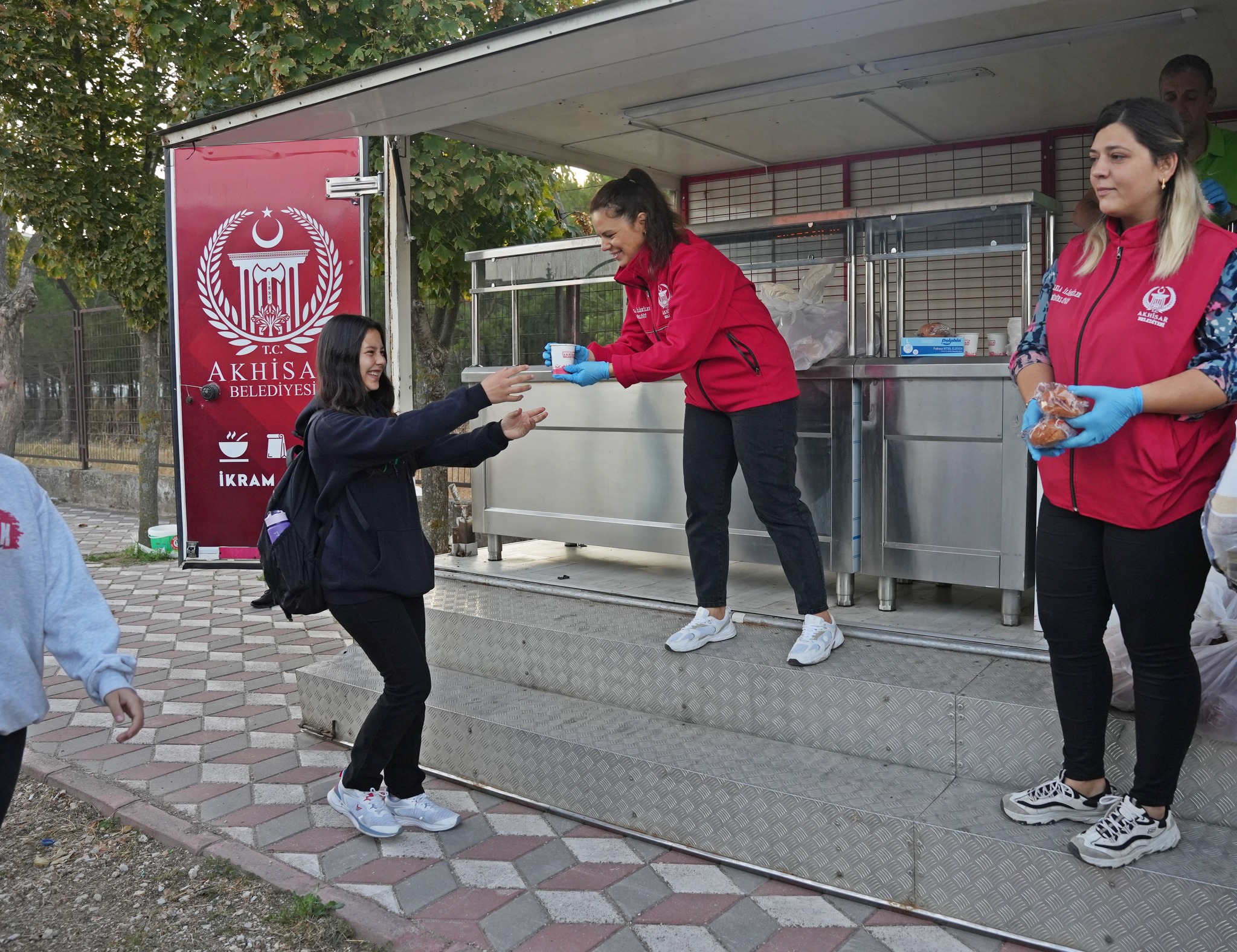 Akhisar’da Öğrencilere Sıcak Çorba Ikramlarına Devam Ediliyor (8)