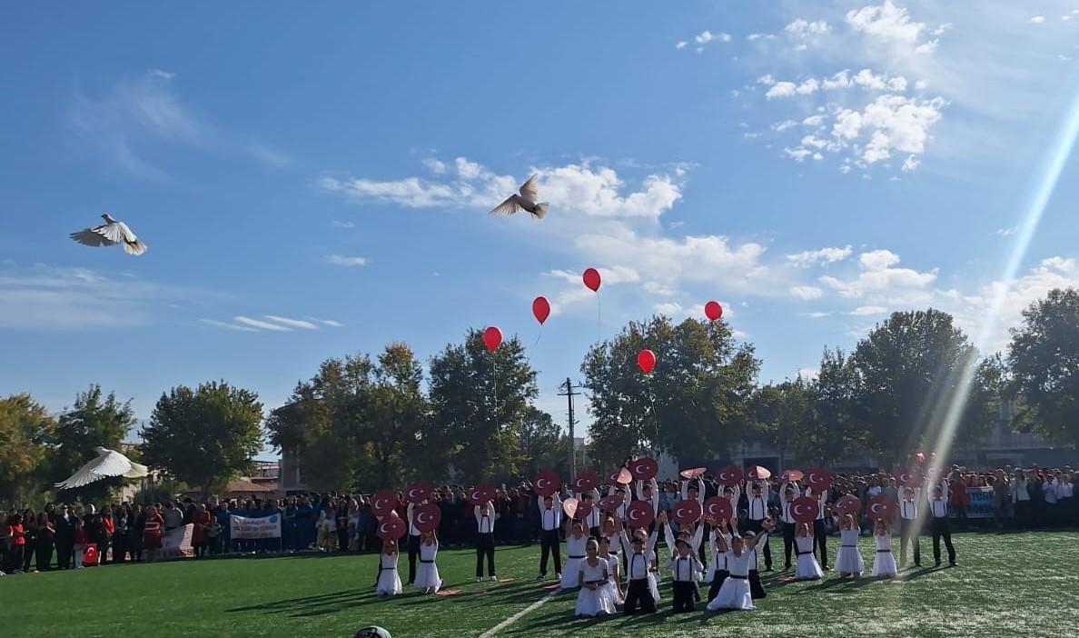 Güvercinler Cumhuriyet Için Havalandı (1)