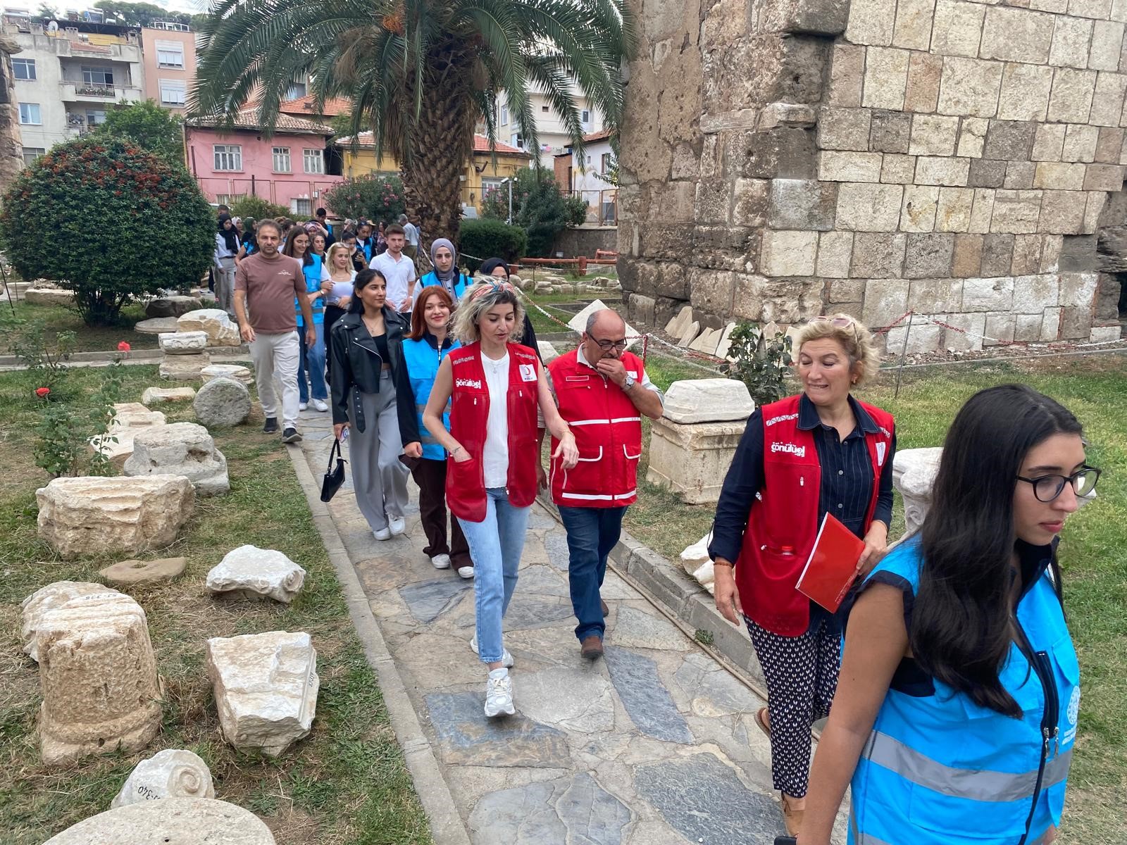 Kızılay'dan Öğrencilere Jest! Alaşehir'i Gezdiler (2)