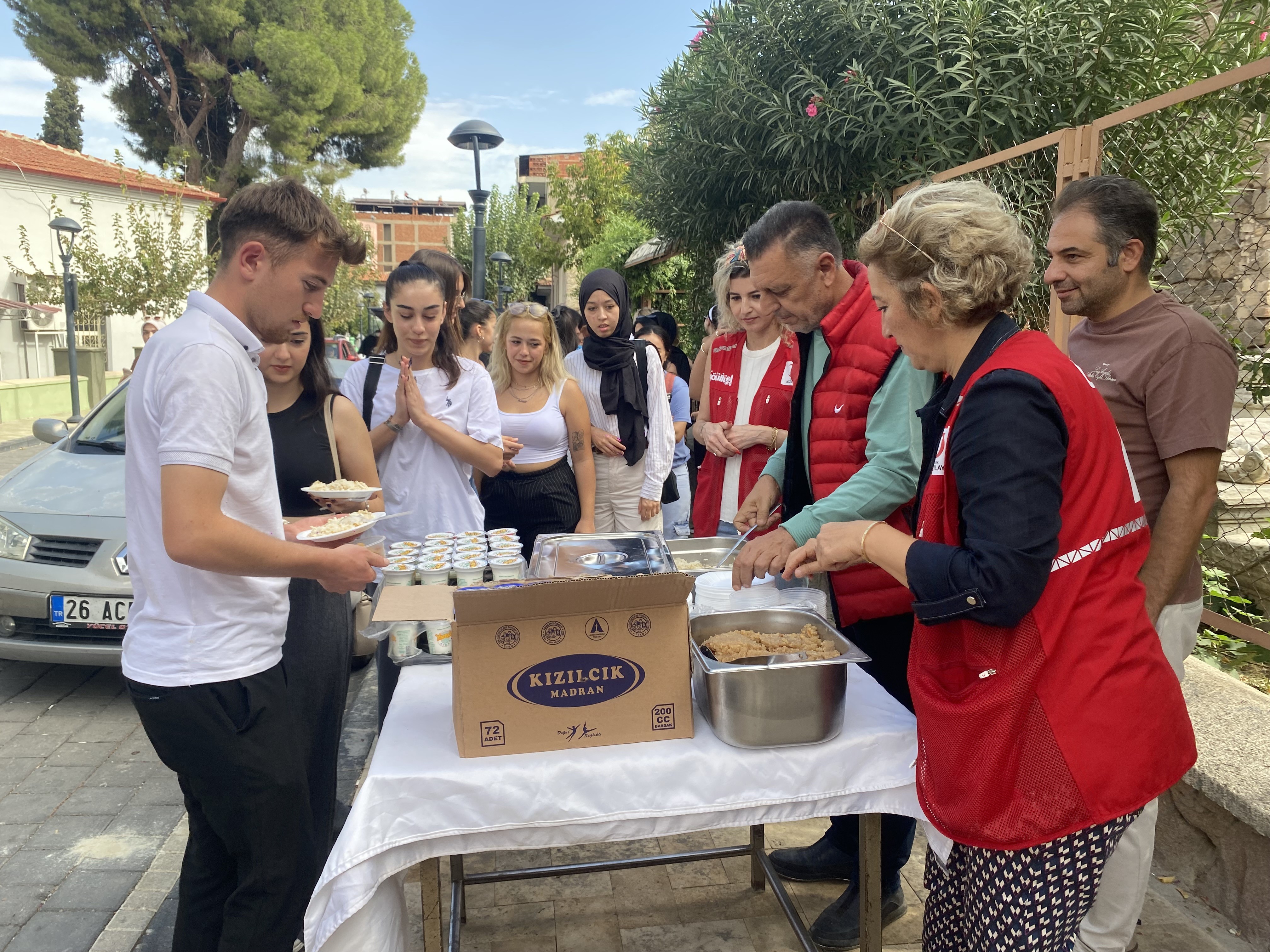 Kızılay'dan Öğrencilere Jest! Alaşehir'i Gezdiler (4)