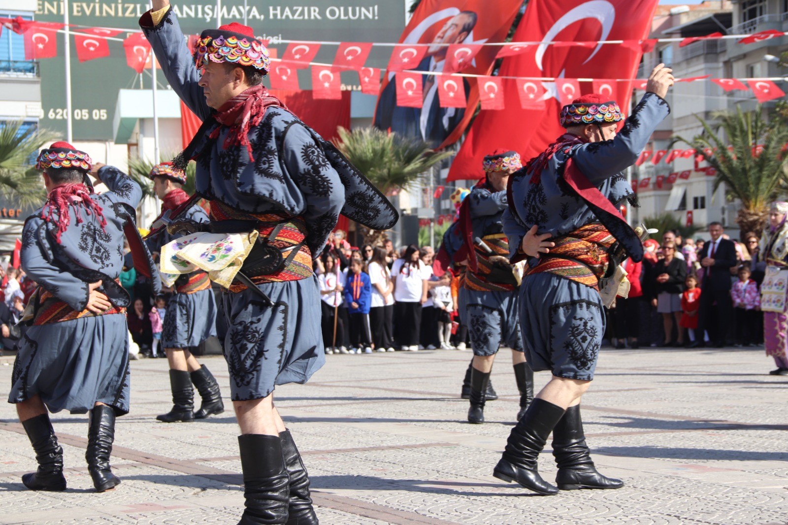 Kula, Salihli Ve Turgutlu Kırmızı Beyaz Renklere Büründü (5)