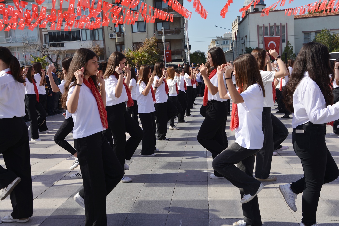 Manisada Cumhuriyet Bayramı Kutlamaları Başladı (2)