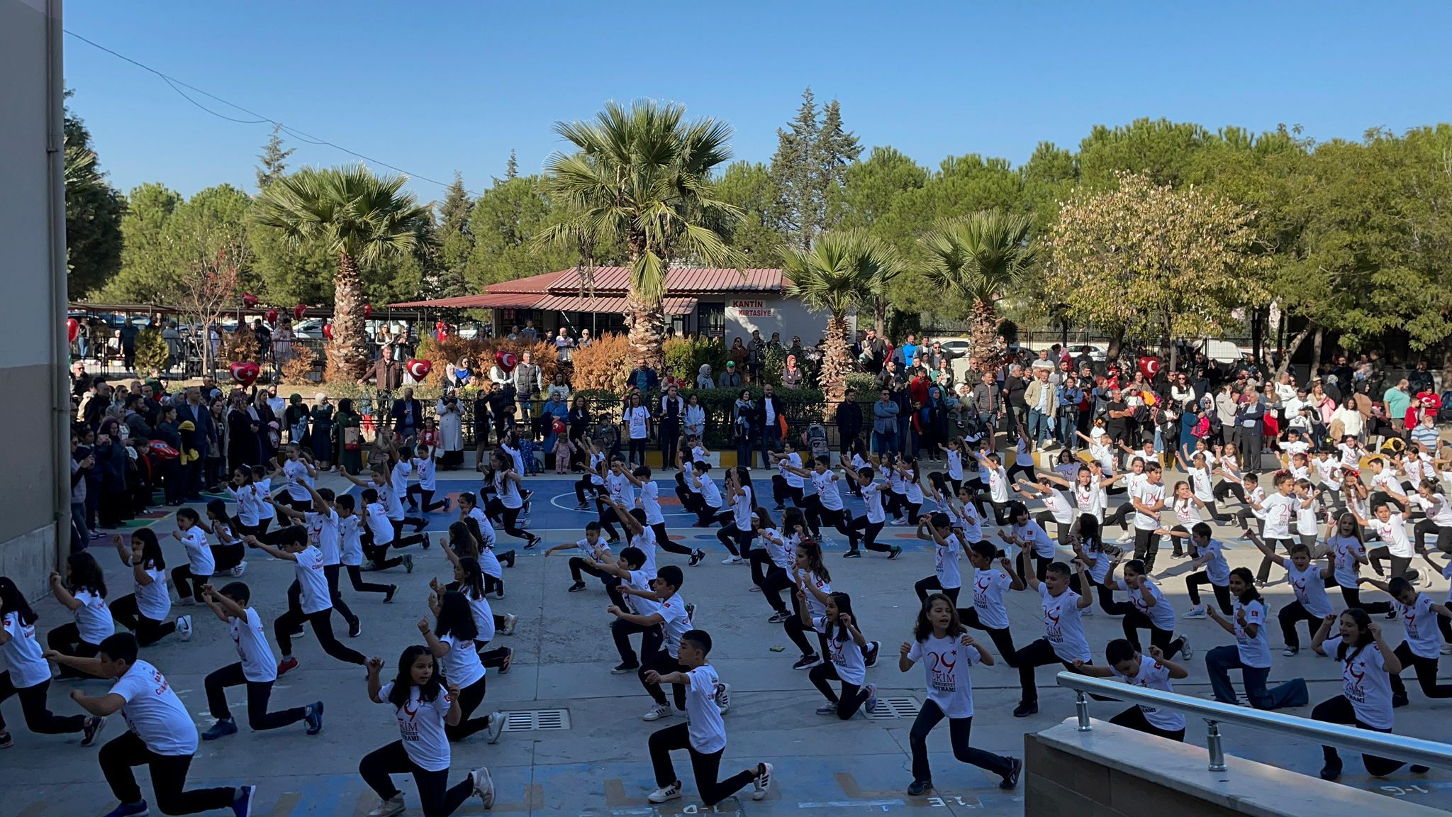 Manisa'da Cumhuriyet'in 101. Yılında 200 Öğrenci Zeybek Oynadı (2)