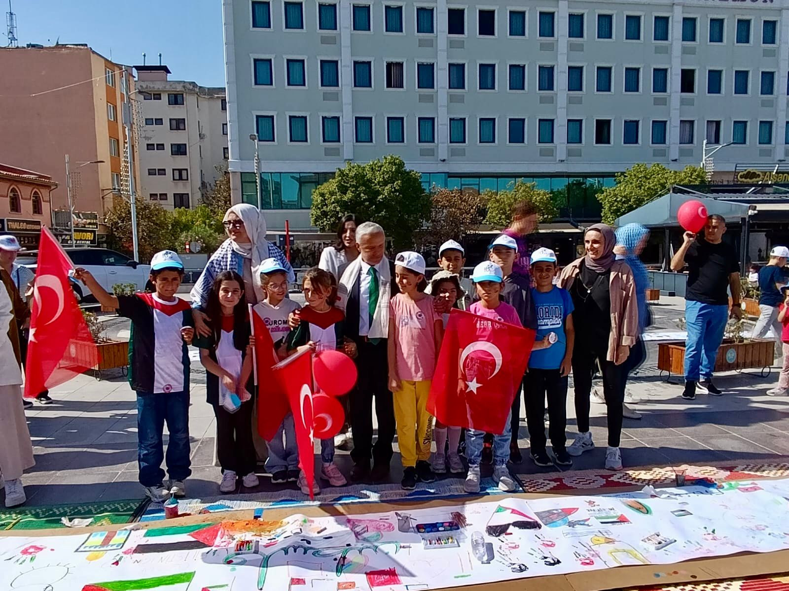 Manisa'da ‘Filistinli Çocuklar Için Çiz’ Etkinliği Düzenlendi  (2)