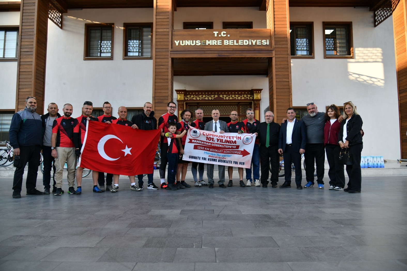 Manisa'da Şiddet Olaylarına Dikkat Çeken Sporcular Bin 250 Kilometre Pedal Çevirecek (3)