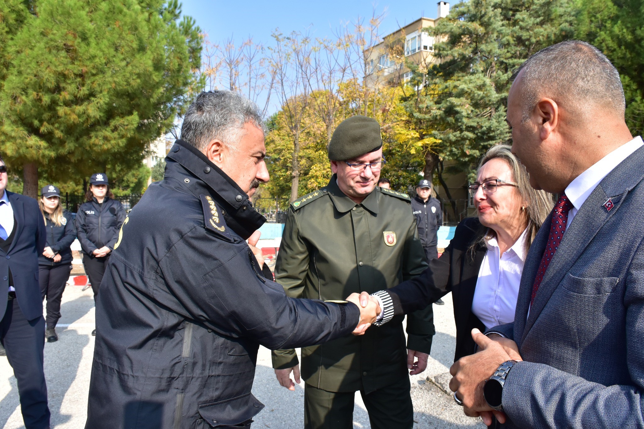 Şehit polisin adı kızının okuduğu ilkokula verildi