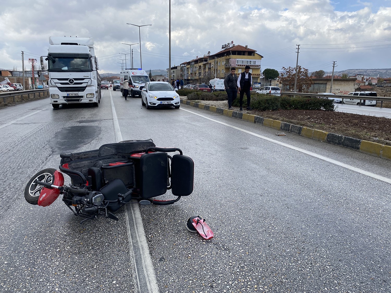 Otomobil üç tekerlekli elektrikli bisiklete çarptı: 1 ağır yaralı