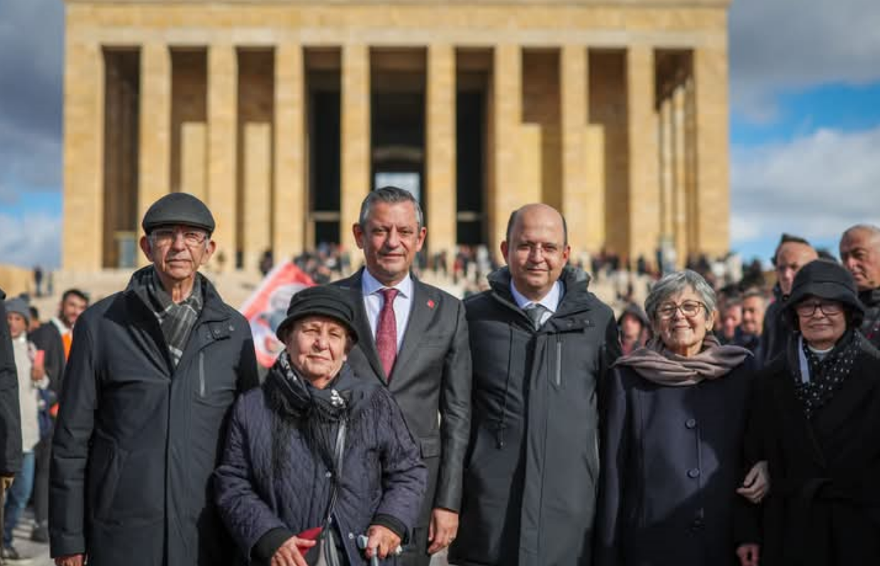 CHP Genel Başkanı Özel Anıtkabir'i ziyaret etti