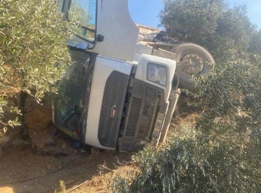 Manisa’da Toprak Yüklü Kamyon Zeytin Bahçesine Devrildi 1 Yaralı (2)