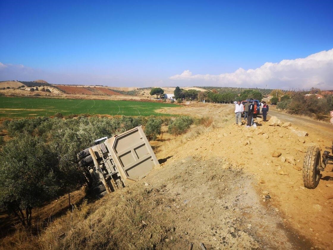 Manisa’da Toprak Yüklü Kamyon Zeytin Bahçesine Devrildi 1 Yaralı (3)