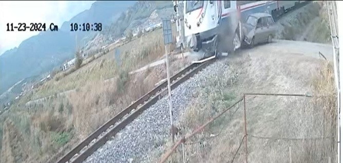 Manisa’da Yolcu Treni Ile Otomobil Çarpıştı (1)