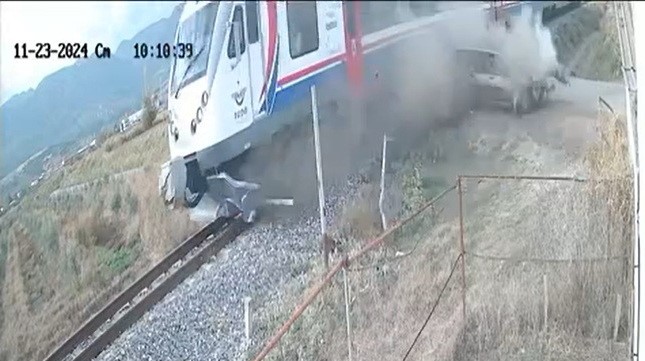 Manisa’da Yolcu Treni Ile Otomobil Çarpıştı (4)