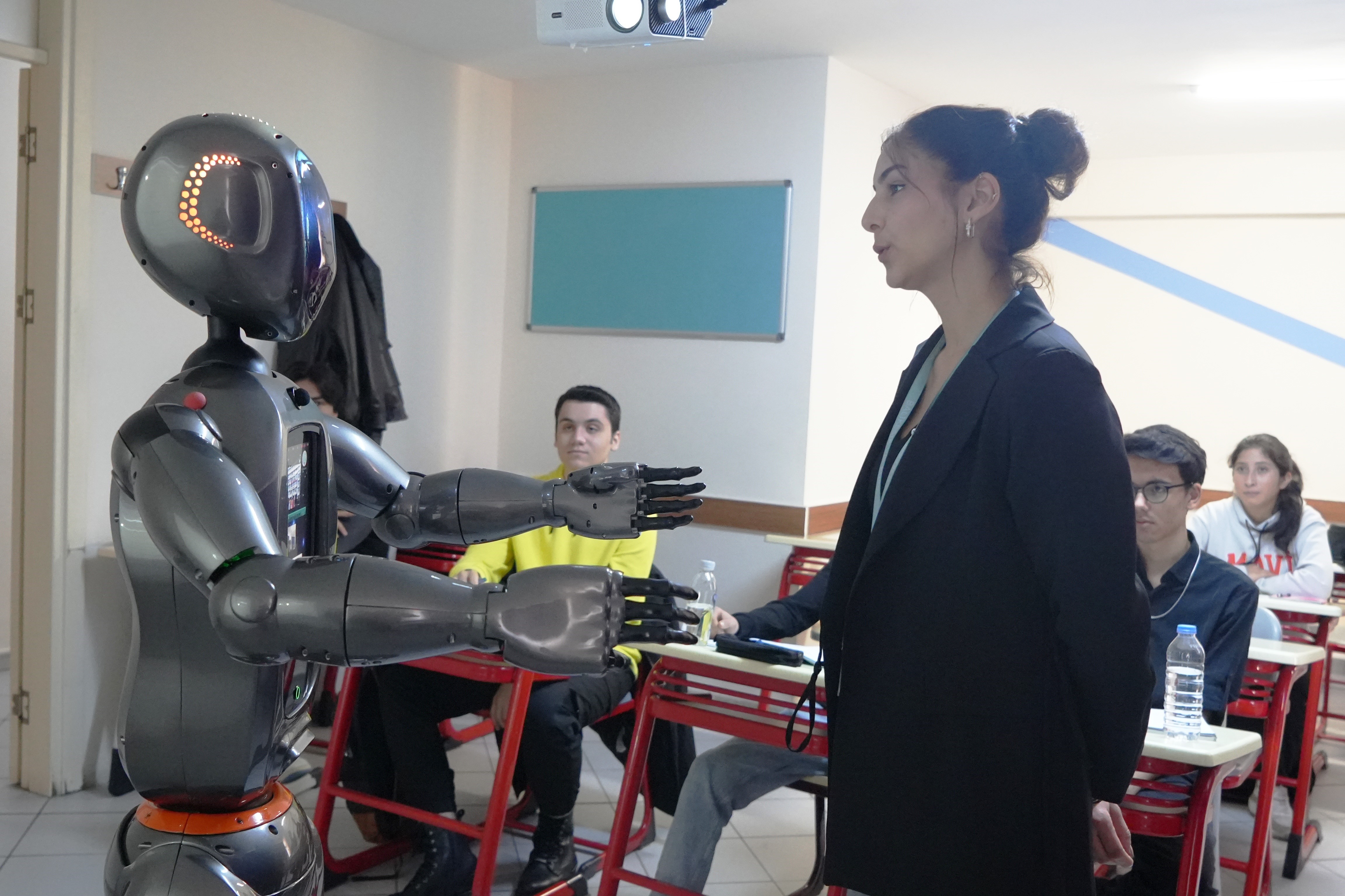 Türkiye'nin Ilk Insansı Yapay Zekalı Robotu Ada, Öğretmenliğe Başladı (2)