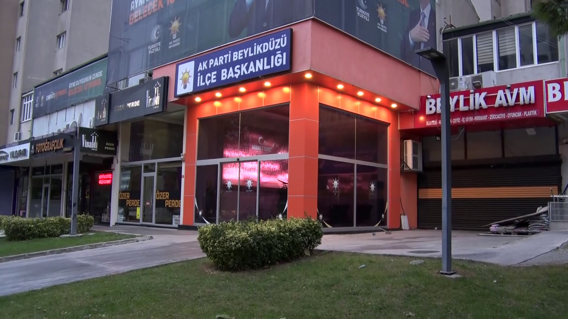 Ak Parti Beylikdüzü Ilçe Binasına Taşlı Saldırı Kamerada (3)