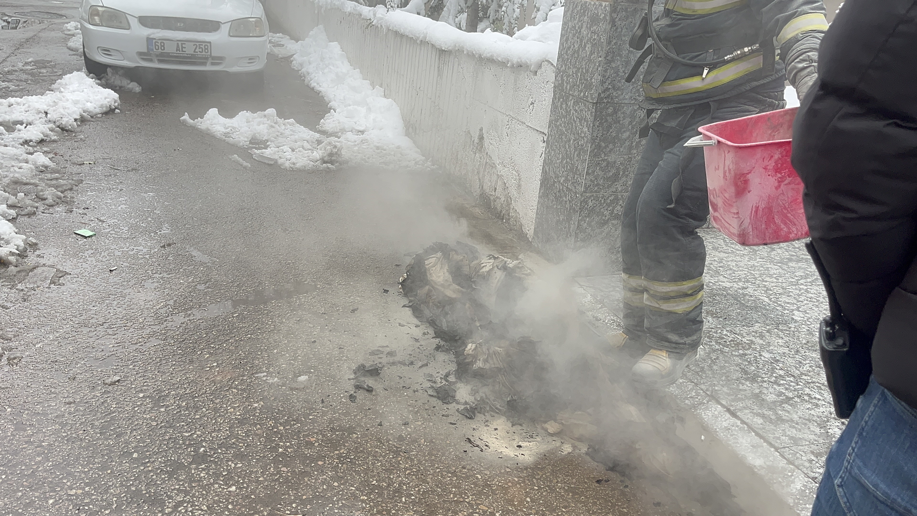 Aksaray’da Öğretmenevinin Bodrum Katında Kurutma Makinasının Şase Yapması Sonucu Çıkan Yangın Paniğe Neden Olurken, 3 Kişi Dumandan Etkilendi. (2)