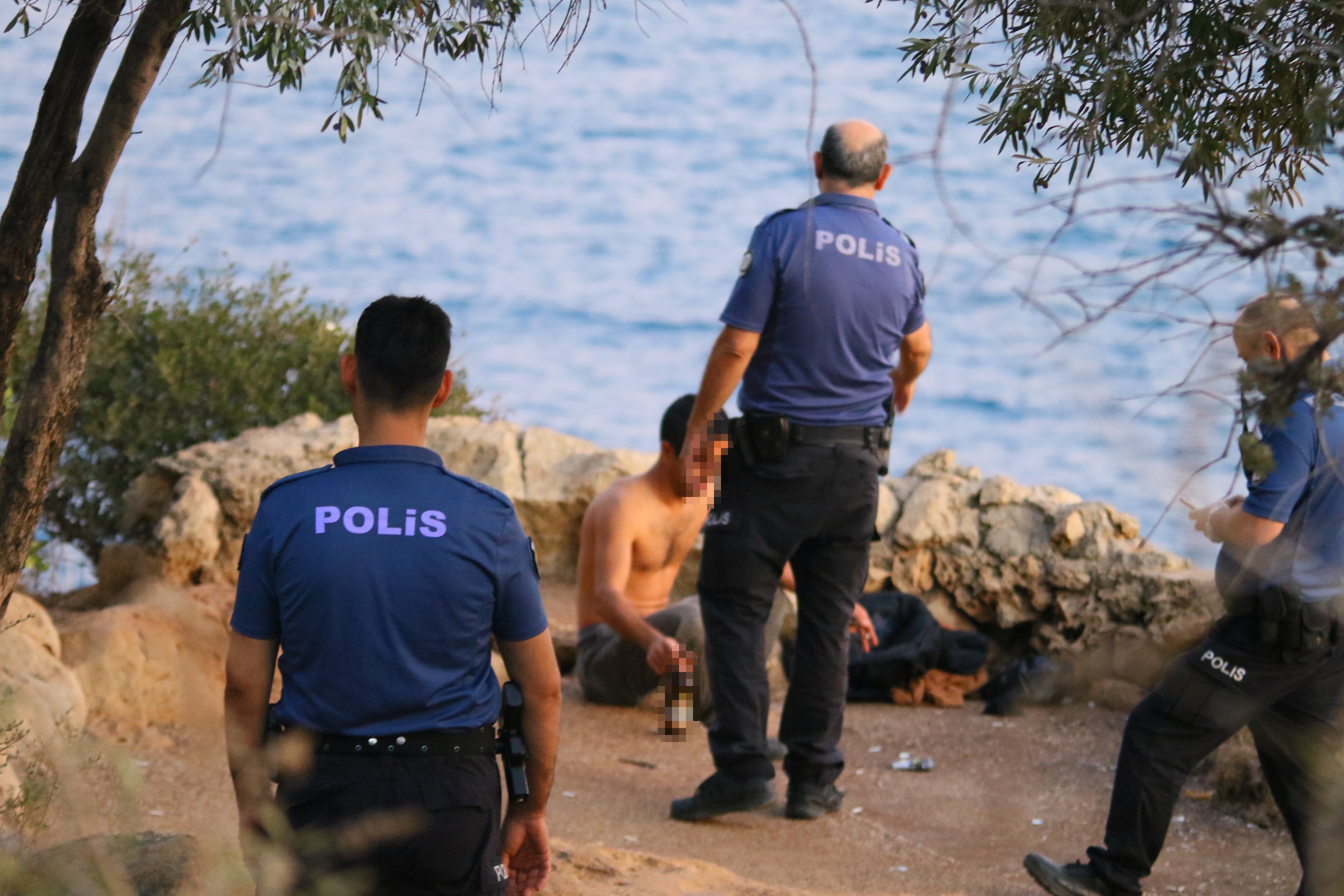 Antalya'da 40 Metrelik Falezlerin Kenarında Tehlikeli Hareketlerde Bulunan Şahıs, Yürekleri Ağza Getirdi. (3)