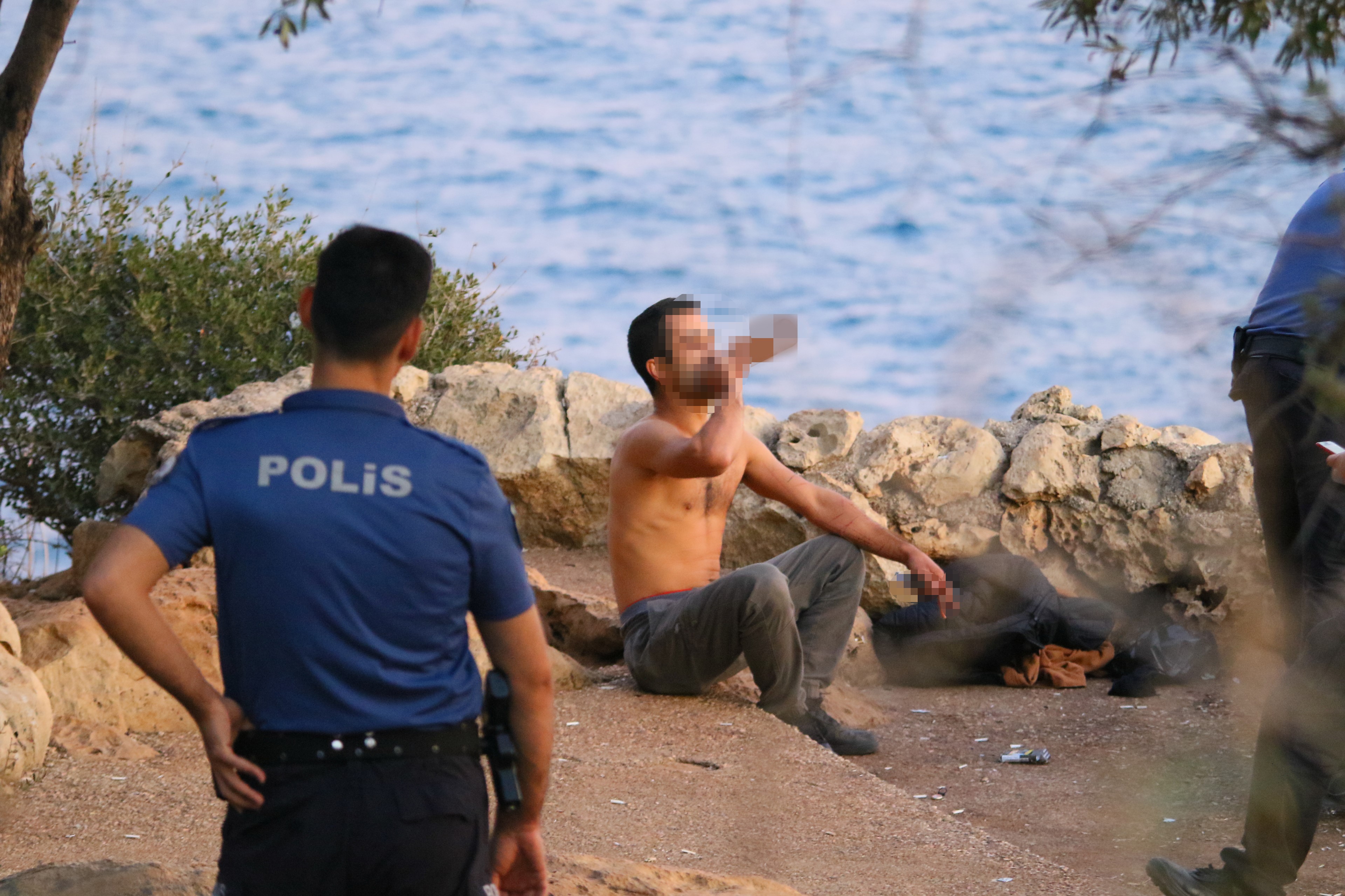 Antalya'da 40 Metrelik Falezlerin Kenarında Tehlikeli Hareketlerde Bulunan Şahıs, Yürekleri Ağza Getirdi. (4)