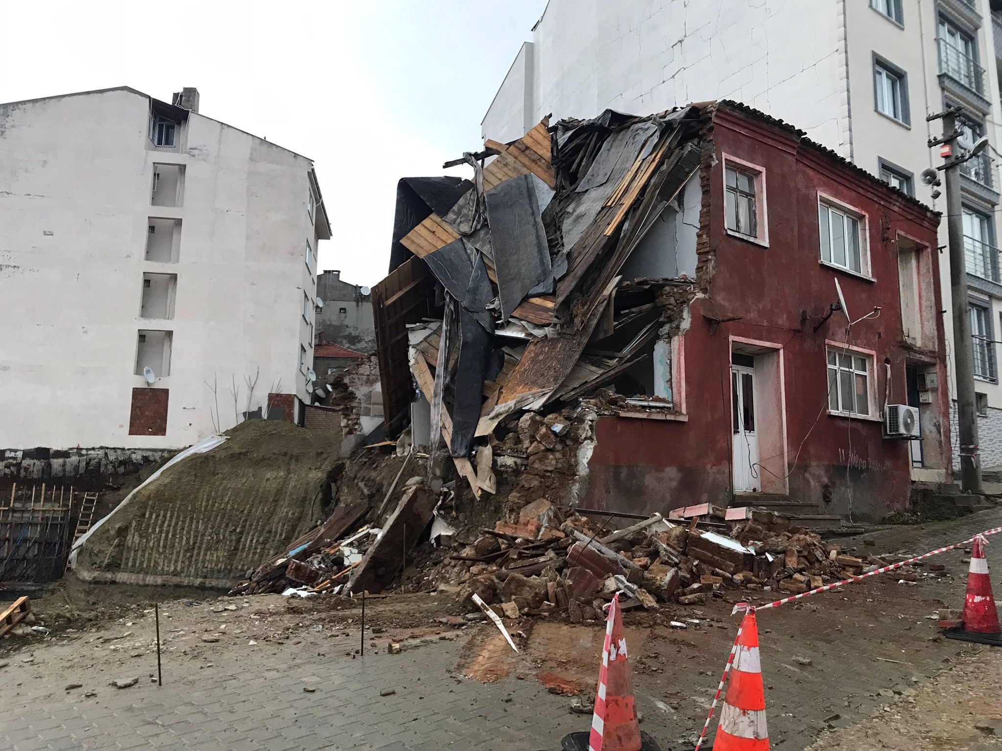 Çanakkale'de Atıl Vaziyetteki 2 Katlı Bina Çöktü (2)