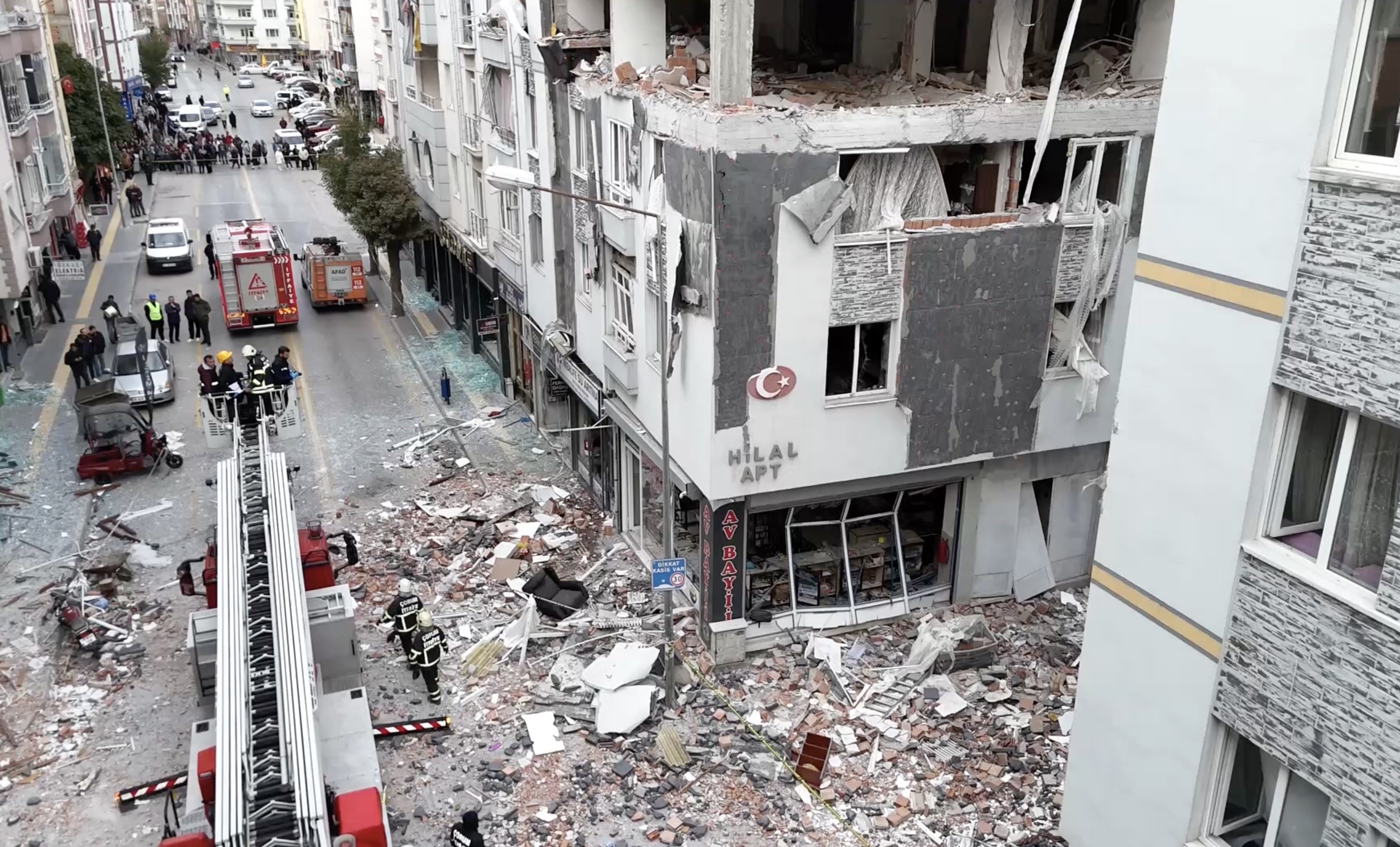 Çorum'da Doğalgaz Patlamasının Yaşandığı Bina Dron Ile Havadan Görüntülendi. (4)