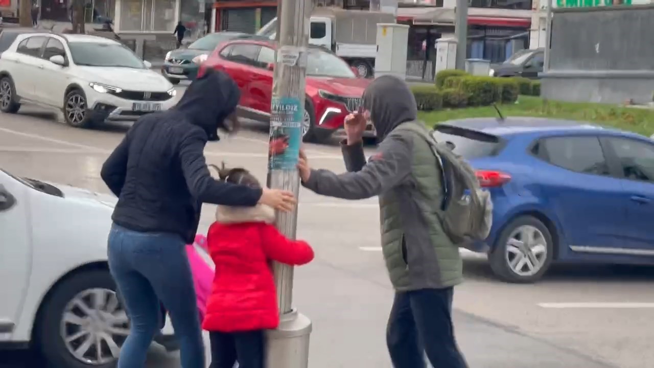 Fırtına Adeta Insanları Uçurdu, Kadınlar Ve Çocuklar Zor Anlar Yaşadı (2)