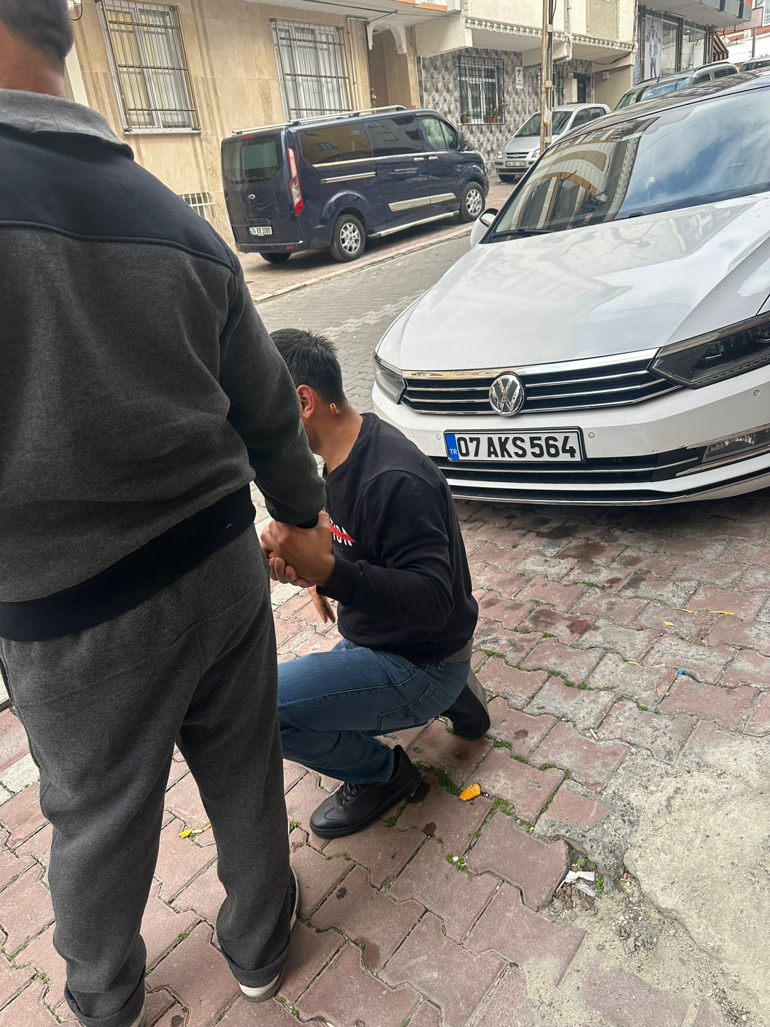 İstanbul Esenyurt’ta Iki Adam Arasındaki Park Yeri Kavgasında Şahıslardan Biri Diğerinin Boynuna Tornavida Sapladı. (3)