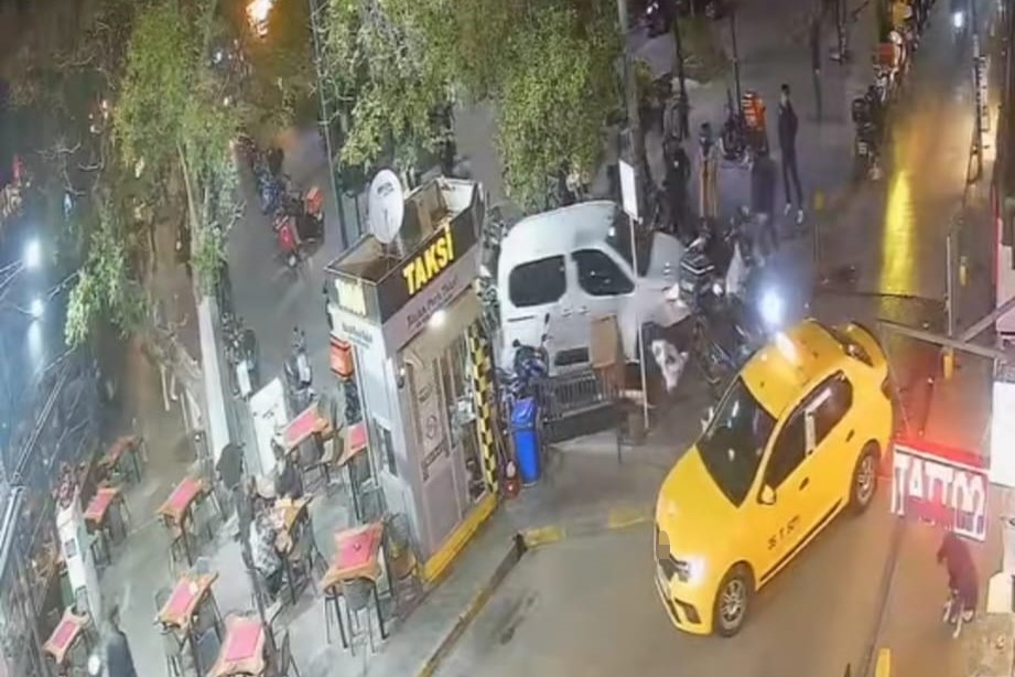 İzmir'de Bir Garip Olay! Polisten Kaçarken Motorları Ezdi (1)-1