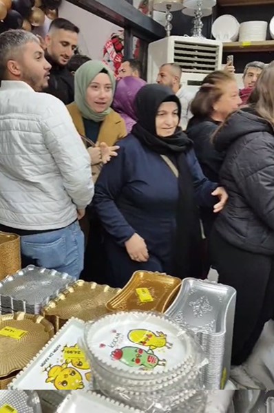 İzmir'de Züccaiye Açılışı Vatandaşlar Birbirlerini Ezdi (2)