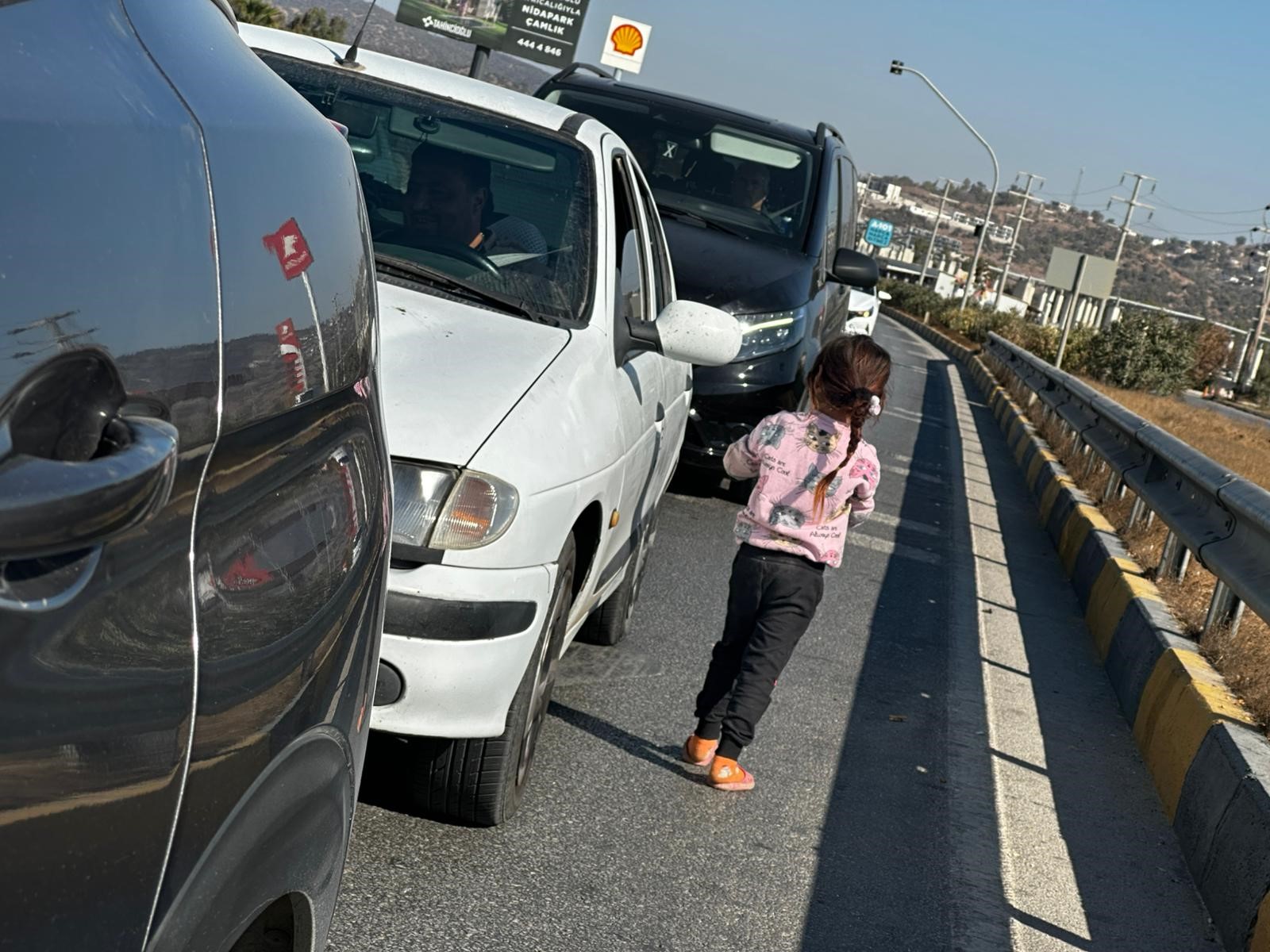 Karayolunda Dilendirilen Küçük Çocukları Adeta Ölümle Dans Ettiriyorlar (1)-1