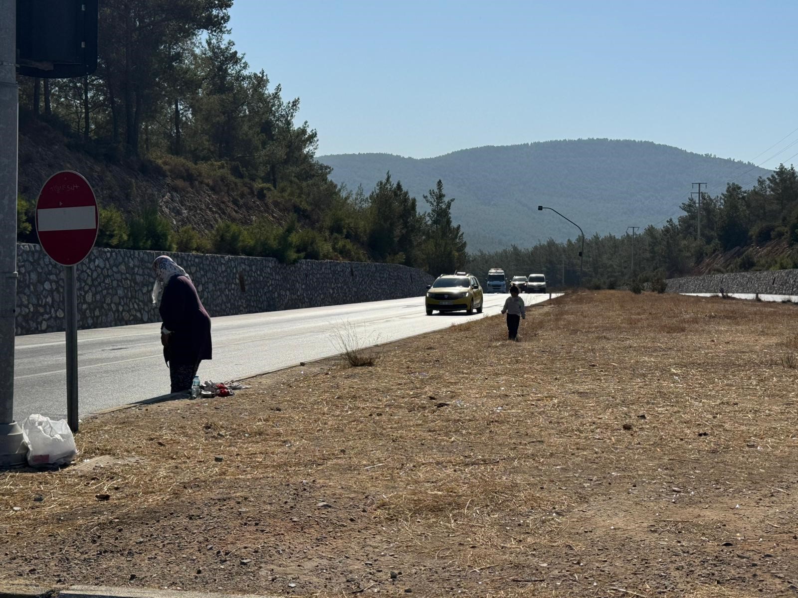 Karayolunda Dilendirilen Küçük Çocukları Adeta Ölümle Dans Ettiriyorlar (2)