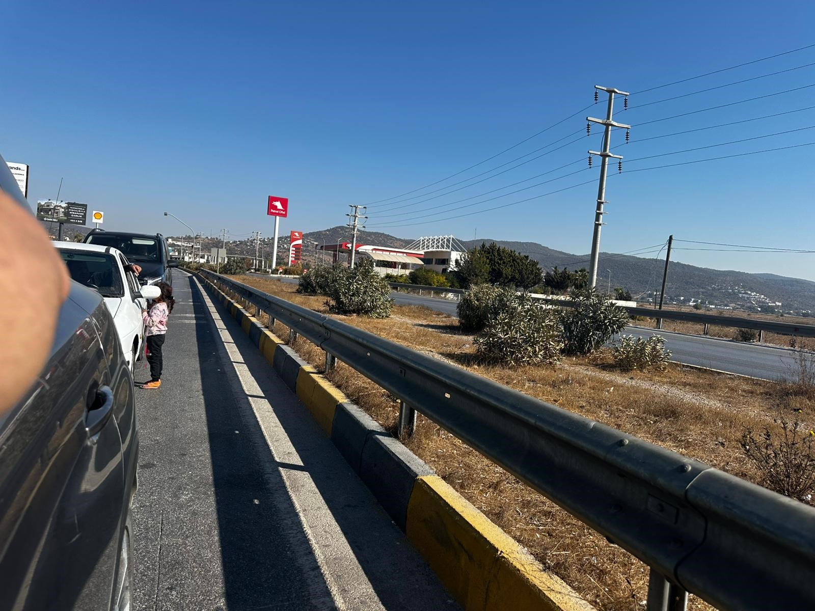 Karayolunda Dilendirilen Küçük Çocukları Adeta Ölümle Dans Ettiriyorlar (3)