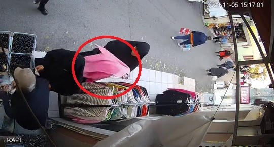 Kaşla Göz Arasında Kıyafet Çalan Şüpheliler Kamerada (3)