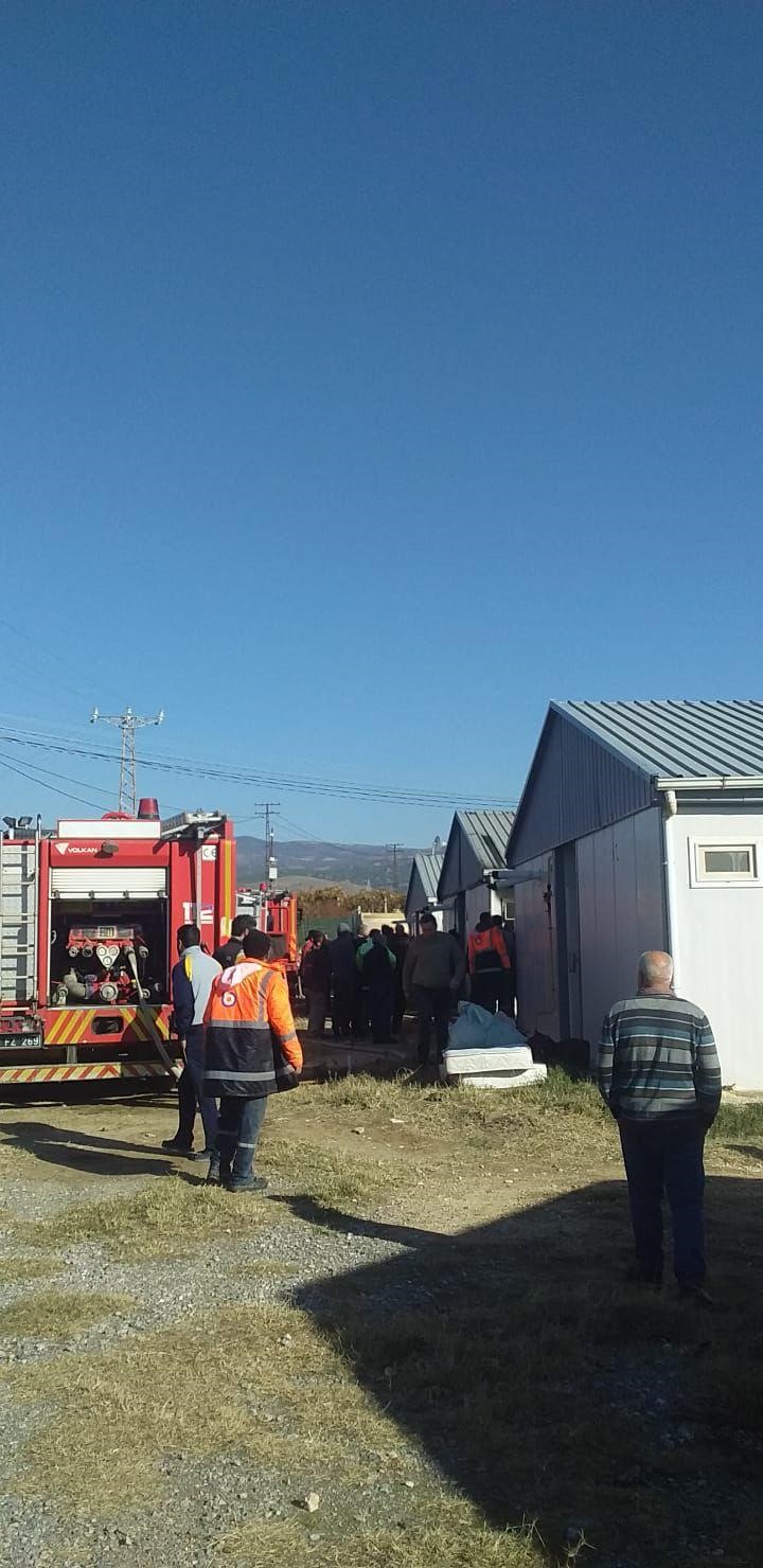 Manisa'da Yht Şantiyesi Yatakhanesinde Korkutan Yangın (1)