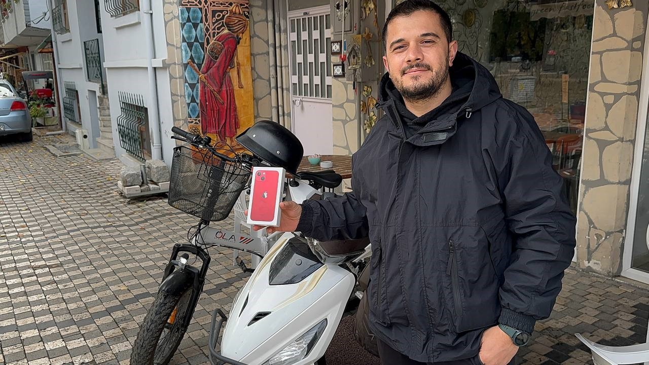 Motosikletini Iphone Ile Takas Etti, Üzerine De 10 Gün Bedava Kavurma Yiyecek (6)