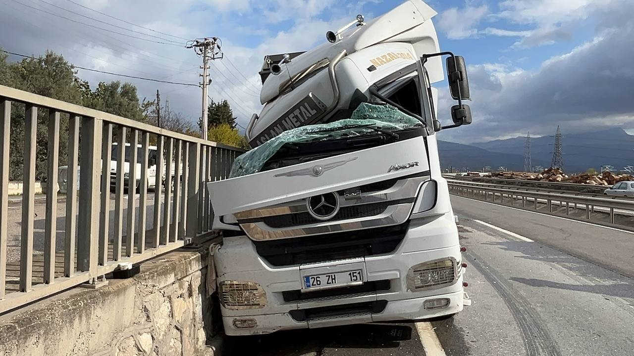 Sakarya’nın Pamukova Ilçesi D 650 Kara Yolunda Kamyonun Sıkıştırıp Yoldan Çıkarttığı Tır Beton Bariyerlere Çarptı. (2)