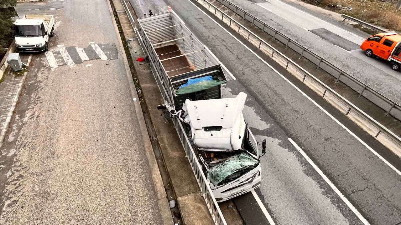 Sakarya’nın Pamukova Ilçesi D 650 Kara Yolunda Kamyonun Sıkıştırıp Yoldan Çıkarttığı Tır Beton Bariyerlere Çarptı. (4)