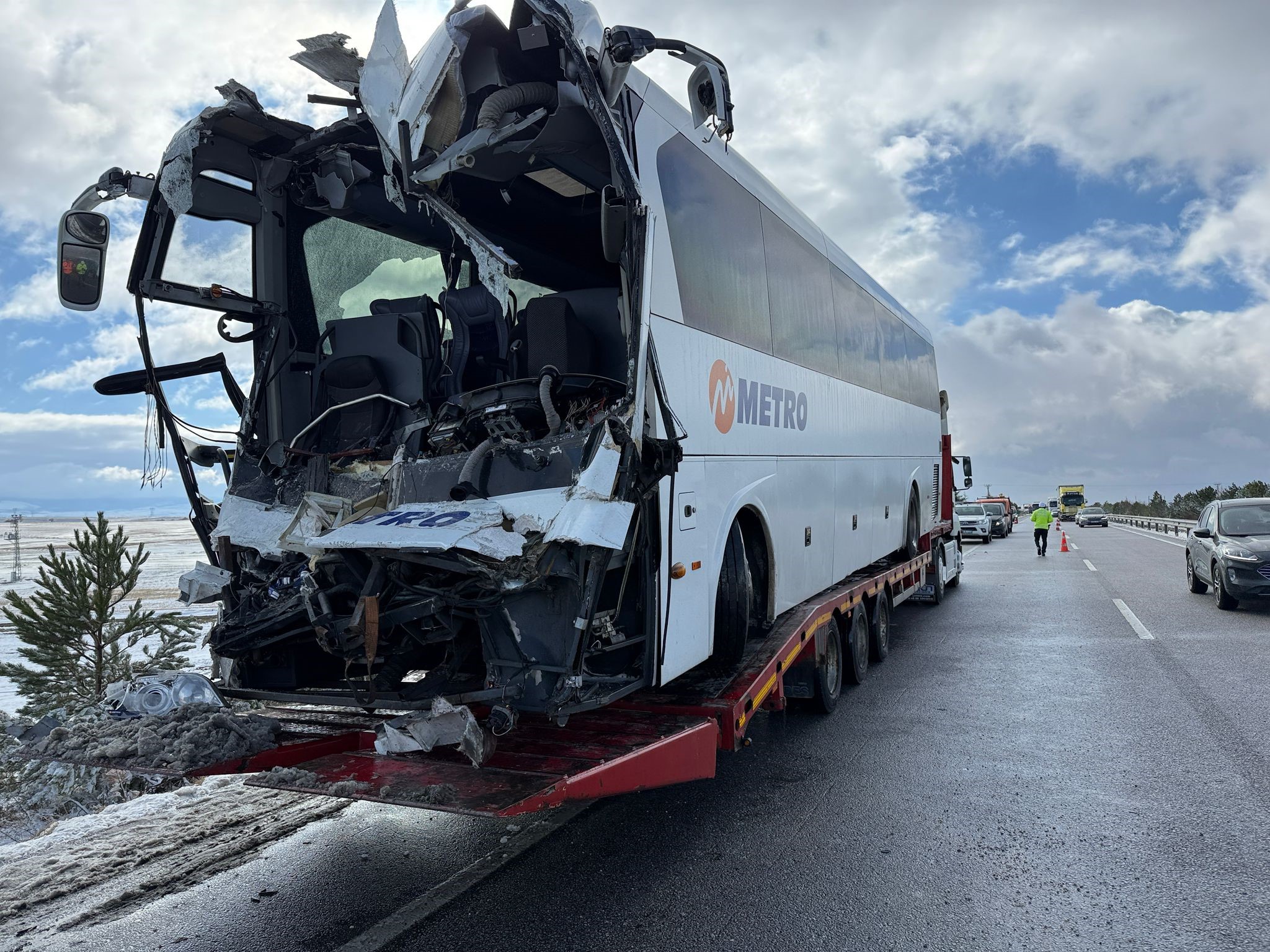 Yolcu Otobüsünün Tır Ve Otomobille Çarpıştığı Kazada 30 Kişi Yaralandı (2)