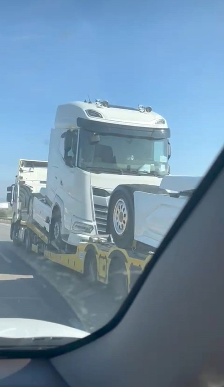 Yolda Geri Gider Gibi Görünen Tır Vatandaşları Şaşırttı (2)