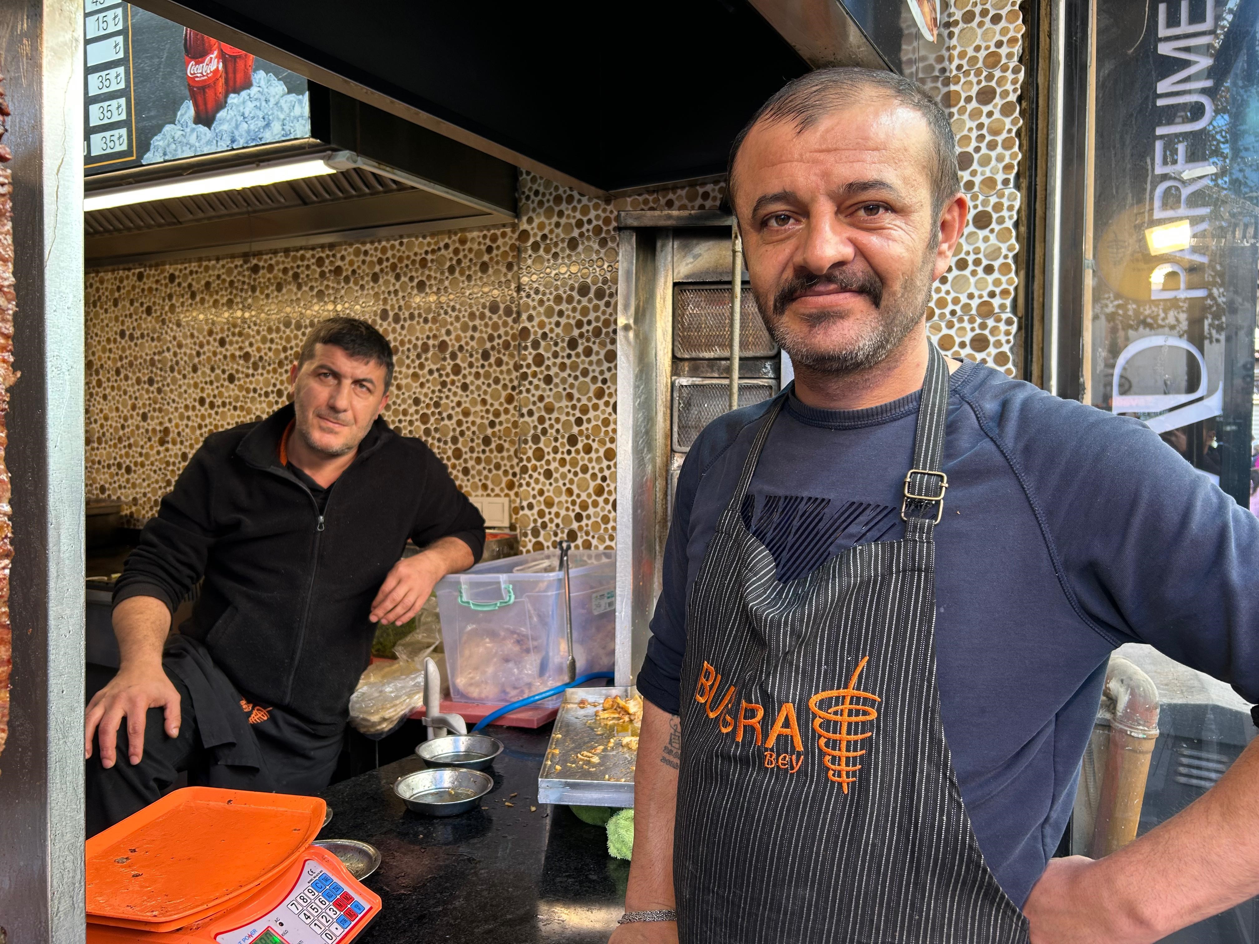 Yolda Yürüyen Genç Kıza Durduk Yere Tekme Attı, Esnaftan Meydan Dayağı Yedi (4)