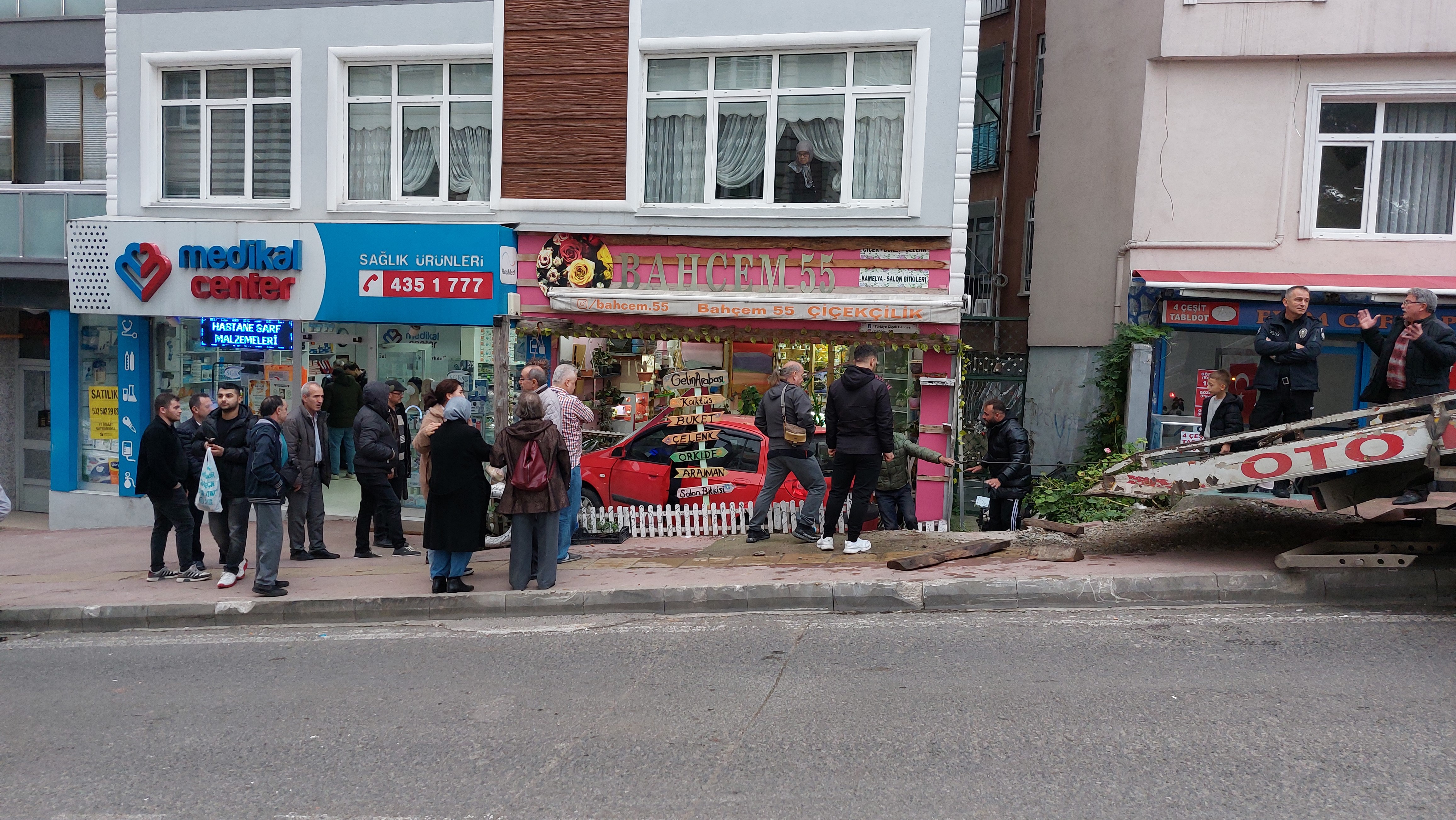 Samsun'da Yoldan Çıkan Otomobilin Kaldırımı Aşıp Çiçekçi Dükkanına Girdiği Kaza Güvenlik Kamerasına Yansıdı (1)