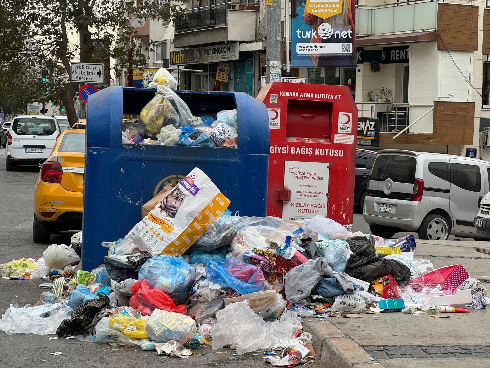 Buca'da Belediye Çalışanları Iş Bıraktı, Ilçede Çöp Yığınları Oluştu (1)