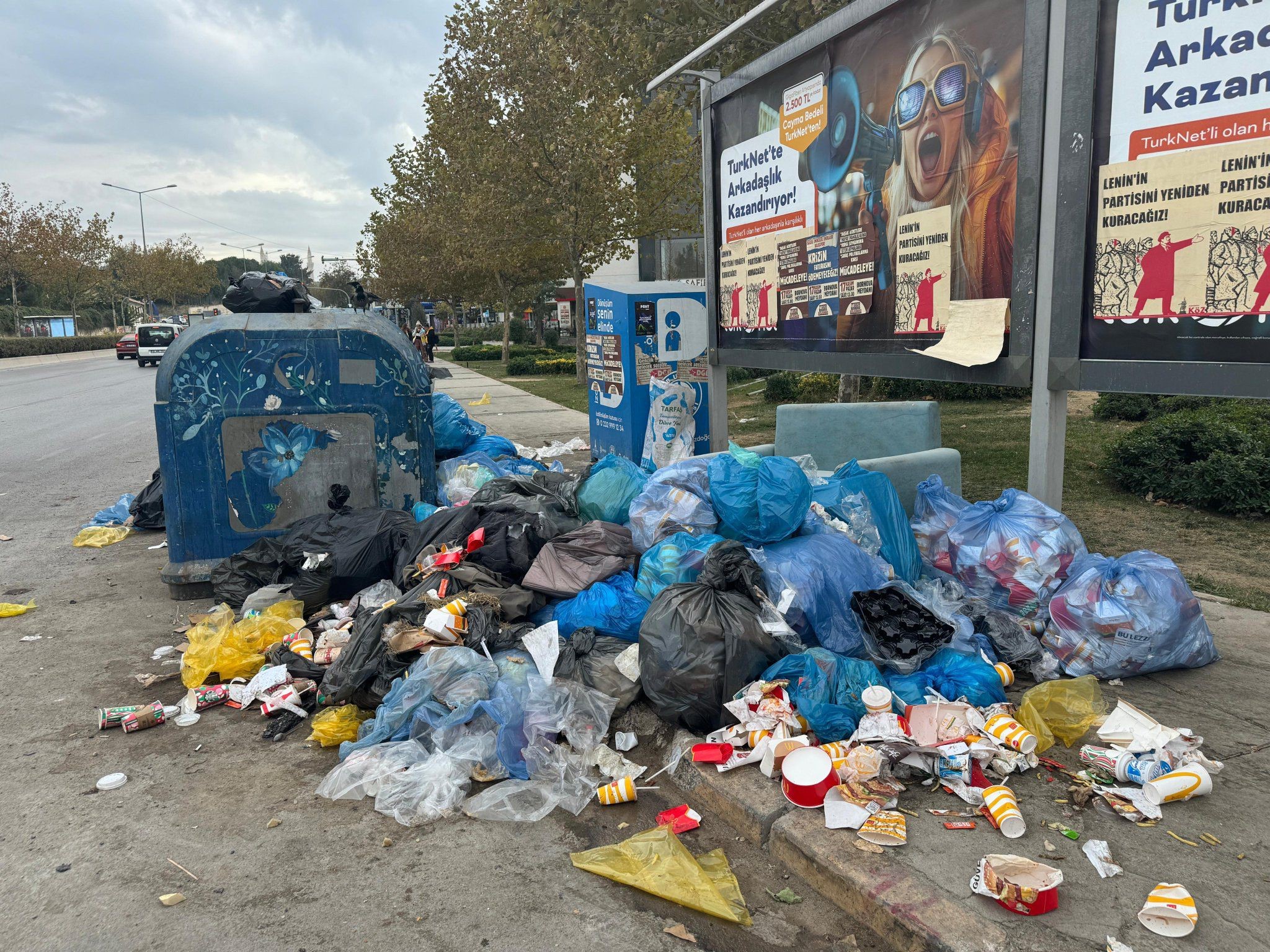 Buca'da Belediye Çalışanları Iş Bıraktı, Ilçede Çöp Yığınları Oluştu (3)