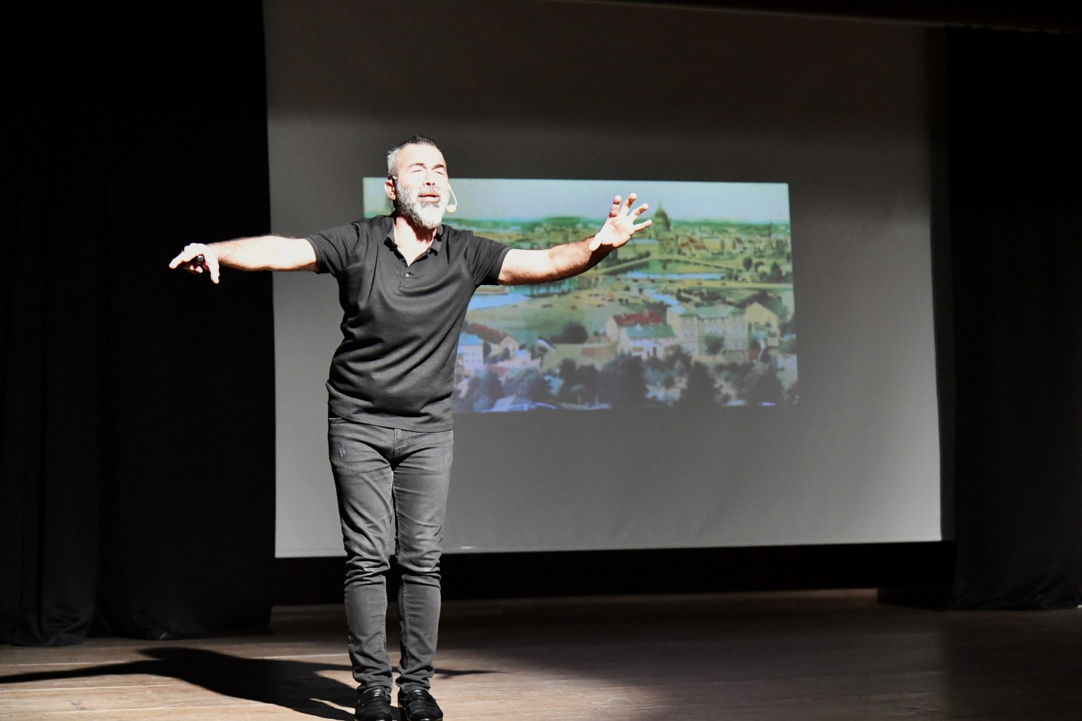 ‘Beni Hatırlayınız’ Tiyatro Gösterisi, Yunusemre’de Büyük Beğeni Topladı (1)