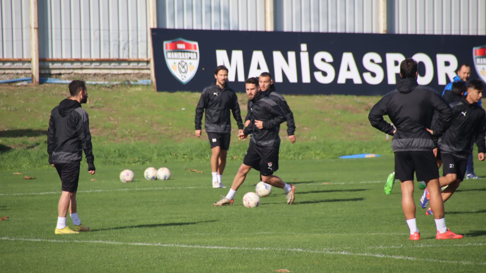 Manisaspor Yeni Teknik Direktörü Ilk Antrenmanına Çıktı (7)