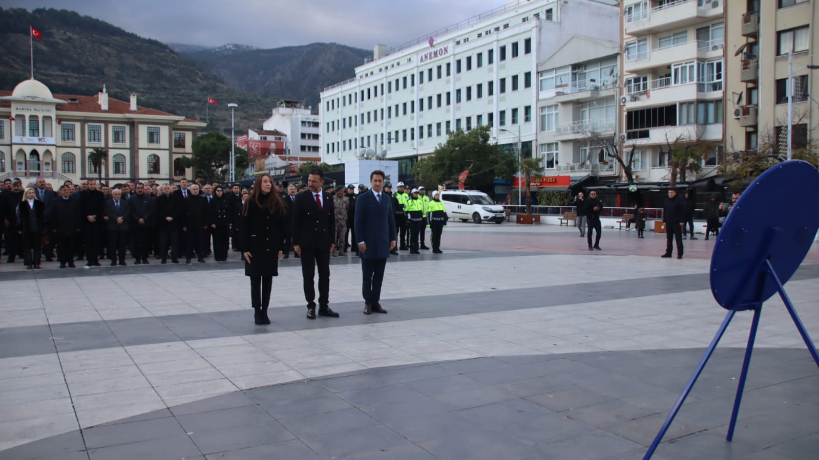 24 Kasım Öğretmenler Günü'nde Manisa'da Program Düzenlendi. Cumhuriyet Meydanı’nda Çelenk Sunma Programı Gerçekleşti.  (1)