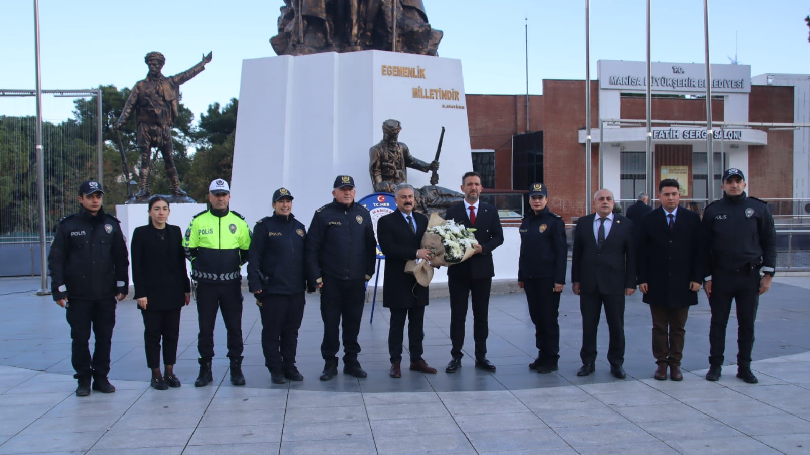 24 Kasım Öğretmenler Günü'nde Manisa'da Program Düzenlendi. Cumhuriyet Meydanı’nda Çelenk Sunma Programı Gerçekleşti.  (2)